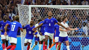 Loic Bade celebra un gol