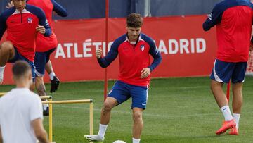 El centrocampista del Atlético de Madrid Rodrigo Riquelme durante el entrenamiento que el equipo ha llevado a cabo este viernes en la Ciudad Deportiva Wanda en Majadahonda, para preparar el partido de Liga disputarán ante el Valencia en el estadio Mestalla.