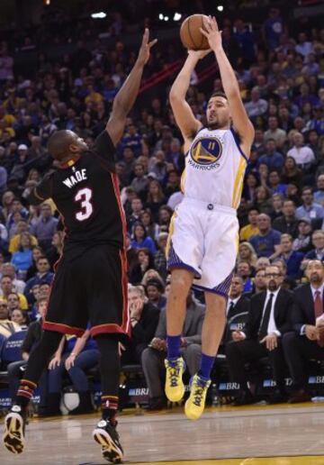 Dwyane Wade lucha por el balón con Klay Thompson.