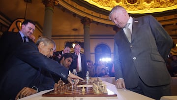 El entonces entrenador del Betis Quique Setién juega una partida con el ajedrecista ruso Anatoli Karpov.