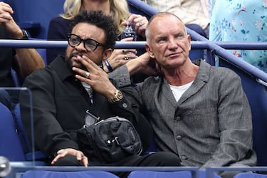 El cantante jamaicano-estadounidense Shaggy (izq.) y el cantautor británico Sting asisten a la final individual masculina de tenis entre el italiano Jannik Sinner y el español Carlos Alcaraz.