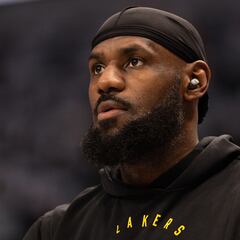 LeBron James tells Travis Kelce what NFL players he compares himself to on the New Heights podcast