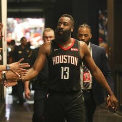 Un James Harden sobrehumano (61) deja sin recursos a los Spurs