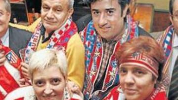 <b>MUY HARTOS. </b>Maribel (abajo a la derecha) es la presidenta de la peña Chamberí.