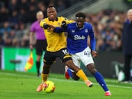 LIVERPOOL, ENGLAND - JANUARY 07: Tim Iroegbunam of Everton in action with Jhon Arias of Wolverhampton Wandereres during the Premier League match between Everton and Wolverhampton Wanderers at Hill Dickinson Stadium on January 07, 2026 in Liverpool, England. (Photo by Chris Brunskill/Fantasista/Getty Images)