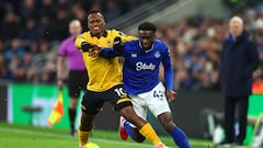 Rob Edwards cuida a Jhon Arias y valora su sacrificio