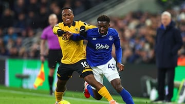 LIVERPOOL, ENGLAND - JANUARY 07: Tim Iroegbunam of Everton in action with Jhon Arias of Wolverhampton Wandereres during the Premier League match between Everton and Wolverhampton Wanderers at Hill Dickinson Stadium on January 07, 2026 in Liverpool, England. (Photo by Chris Brunskill/Fantasista/Getty Images)