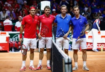 Roger Federer, Stan Wawrinka, Julien Benneteau y Richard Gasquet antes del punto de dobles en la final de Copa Davis entre Suiza y Francia.