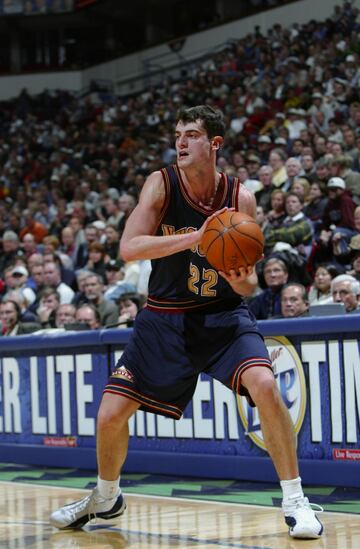 Número 5 del draft de 2002, fue elegido por Denver Nuggets.