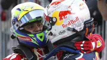 <b>FELICES. </b>Massa, segundo, felicita al ganador en Suzuka, Vettel.
