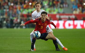 El 6 de octubre de 2021 debutó como titular en las semifinales de la Liga de Naciones de la UEFA ante Italia, lo que le convirtió hasta el momento en el futbolista más joven de la historia en jugar para España a la edad de 17 años y 62 días.