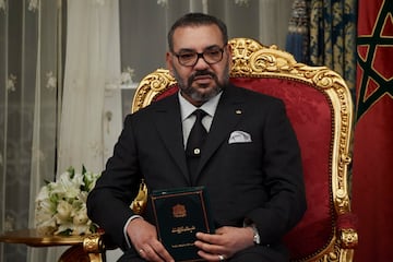 El rey Mohamed VI de Marruecos vive muy lejos de las penurias de muchos de los habitantes de su país. De acuerdo con Forbes y Celebrity Net Worth, este poseería unos 8.000-6.000 millones de dólares procedentes de inversiones en importantes empresas, que disfruta desde su residencia en un palacete de París. 