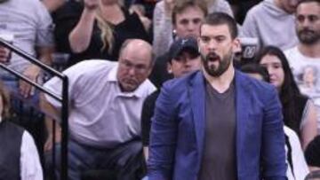 Marc Gasol sigue desde el banquillo el partido entre Memphis Grizzlies y San Antonio Spurs.