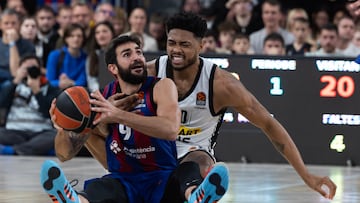 Ricky Rubio, base del Barça, y Bruno Caboclo, pívot del Partizán, pelean por un balón.