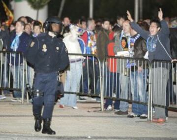 Los aficionados maños se concentraron en los alrededores de La Romareda con fuertes medidas policiales al finalizar el partido.