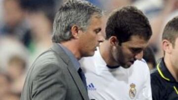 Jos&eacute; Mourinho y Gonzalo Higua&iacute;n, durante su etapa en el Real Madrid.