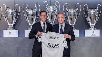 Lucas Vázquez y el presidente Florentino Pérez posan con la camiseta conmemorativa de la renovación del gallego con el Real Madrid hasta junio de 2025.