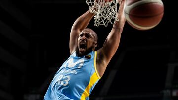 Kevin Larsen, p¨ªvot del Movistar Estudiantes, hace un mate ante el Club Ourense Baloncesto.