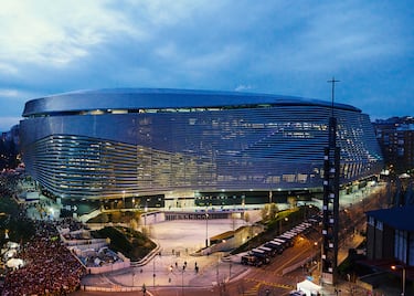 Vista exterior de la fachada del estadio Santiago Bernabéu. La fotografía está tomada desde la Plaza de los Sagrados Corazones donde está situada la esquina del Bernabéu.