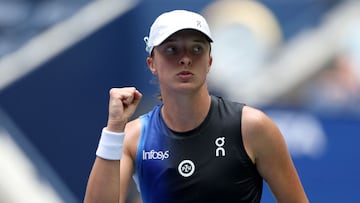 NEW YORK, NEW YORK - AUGUST 28: Iga Swiatek of Poland celebrates a point against Rebecca Peterson of Sweden during their Women's Singles First Round match on Day One of the 2023 US Open at the USTA Billie Jean King National Tennis Center on August 28, 2023 in the Flushing neighborhood of the Queens borough of New York City.   Al Bello/Getty Images/AFP (Photo by AL BELLO / GETTY IMAGES NORTH AMERICA / Getty Images via AFP)