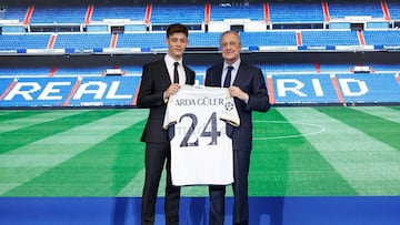 Arda Güler posa, junto a Florentino, con su nuevo dorsal: 24.