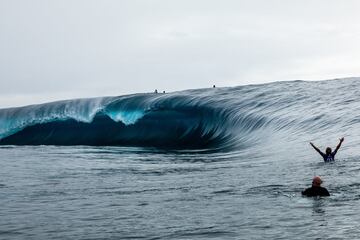 Teahupoo se pone grande y regala una jornada de surf para la historia