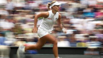 EPA3448. WIMBLEDON (REINO UNIDO), 10/07/2018.- La tenista alemana Angelique Kerber se enfrenta a la rusa Daria Kasatkina durante su partido de cuartos de final del torneo de Wimbledon, en Londres, Reino Unido, hoy 10 de julio de 2018. EFE/ Nic Bothma SOLO