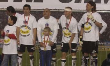 Colo Colo vence por 2-1 a la UC en el Estadio Monumental, y logra el tricampeonato. Millar y Suazo anotaron para Colo Colo, mientras que el descuento cruzado fue del ‘Bichi’ Fuertes. El partido terminó con incidentes entre ambos planteles.