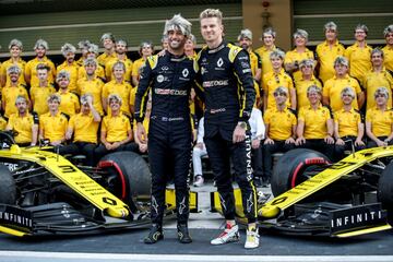 La de Abu Dhabi fue la última carrera de Hulkenberg en la Fórmula 1, al menos por ahora ya que no encontró asiento para 2020, y el equipo Renault le dedicó un cómico gesto de despedida. En la foto tradicional de final de temporada, todos, incluido Ricciardo a su lado, posaron con una peluca imitando el peinado del piloto alemán.
