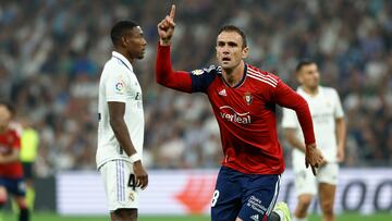 MADRID, 02/10/2022.-El delantero de Osasuna Kike García celebra su gol contra el Real Madrid, durante el partido de la jornada 7 de LaLiga Santander este domingo en el estadio Santiago Bernabéu.- EFE / Rodrigo Jiménez