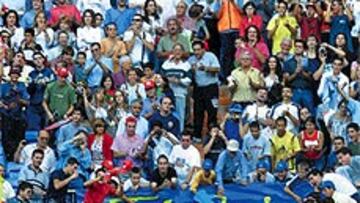 <B>ESCENARIO DE LUJO.</B> El Real Madrid abrió las puertas de su estadio al final de la Vuelta con motivo del Centenario.