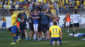 Los jugadores del Real Oviedo celebran en el Ramón de Carranza el ascenso logrado en 2015.