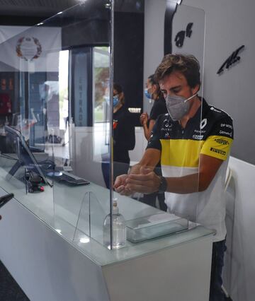 El piloto Fernando Alonso se aplica gel hidroalcohólico en el museo que tiene en el municipio asturiano de Llanera.