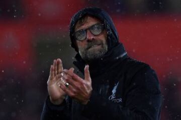 La lluvia cubre las gafas de Jurgen Klopp, entrenador del Liverpool, en el partido de la Premier ante el Southampton.