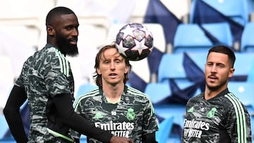 Real Madrid's German defender Antonio Rudiger (L), Real Madrid's Croatian midfielder Luka Modric (C) and Real Madrid's Belgian forward Eden Hazard take part in a team training session at the Etihad Stadium in Manchester, north west England on May 16, 2023, on the eve of their UEFA Champions League semi-final second leg football match against Manchester City. (Photo by Oli SCARFF / AFP)