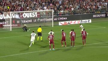 La repudiable acción de un hincha en un penal de PSG