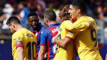 Suárez y Griezmann, con Messi de espaldas.