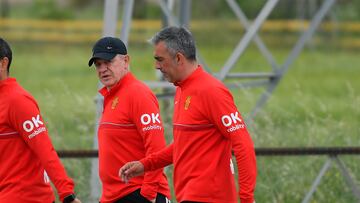 05/05/22 ENTRENAMIENTO RCD MALLORCA ENTRENADOR JAVIER AGUIRRE JUNTO A SU AYUDANTE TONI AMOR
PUBLICADA 15/05/22 NA MA24 1COL