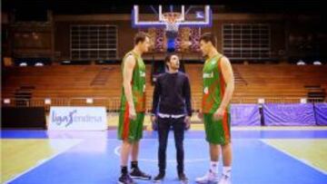 Dani Martínez, entre Ondrej Balvin y Willy Hernangómez.