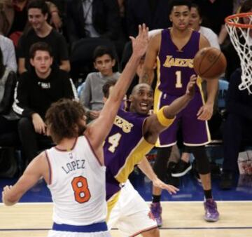 Kobe Bryant intenta el lanzamiento ante Robin López.