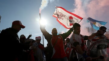 Seguidores de River en la fan zone situada en Plaza de Castilla.