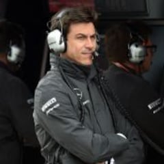Wolff se cansa de la guerra y amenaza a Hamilton y Rosberg