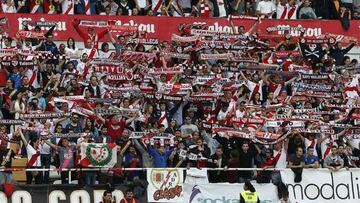La afición del Rayo se manifestó en la sede de Laliga