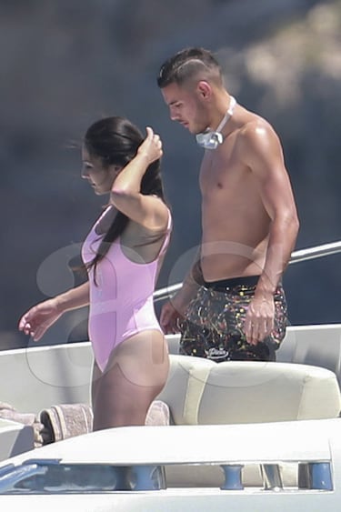 Theo Hernndez y su novia Adriana Pozueco de vacaciones en Ibiza.
 