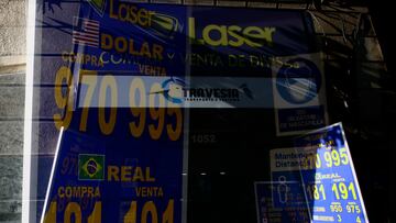 Santiago, 28 de septiembre 2022.
Pizarras del dolar ubicada en la calle Agustinas.
Javier Salvo/Aton Chile