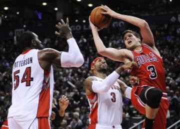 Doug McDermott lanza ante Patrick Patterson y James Johnson.