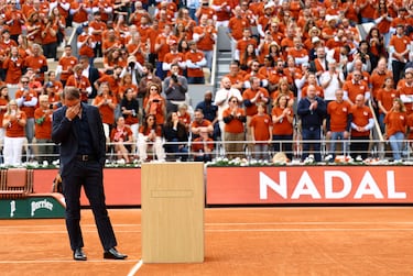 Rafa Nadal durante su emotivo homenaje en la pista Philippe-Chatrier. 
