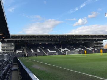 Desde 1896 ha sido la casa del Fulham, un escenario que conserva la estructura típica de un estadio inglés.