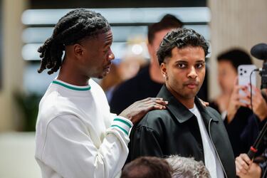 Rodrygo y Camavinga durante el acto de entrega de la Bota de Oro a su compañero Kylian Mbappé.