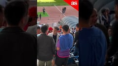 Felipe Mora llegó al Nacional para ver a la U en la final de Copa Chile y así fue recibido